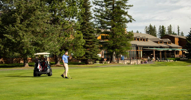 The tourist enjoys playing golf in Grouse Mountain Lodge 