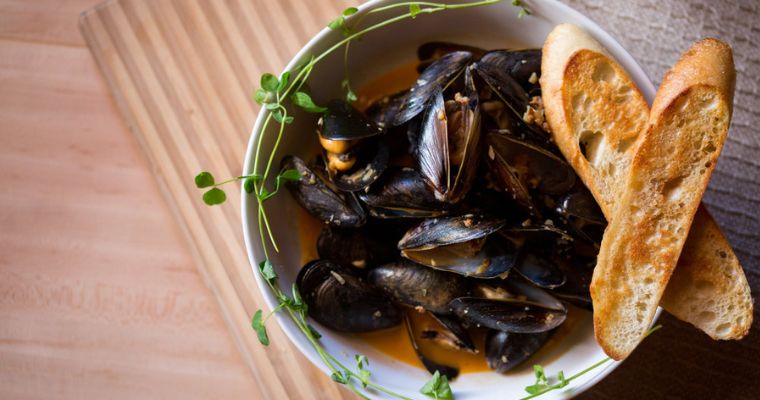 The mussel with bread dish serves by the Tupelo Grille