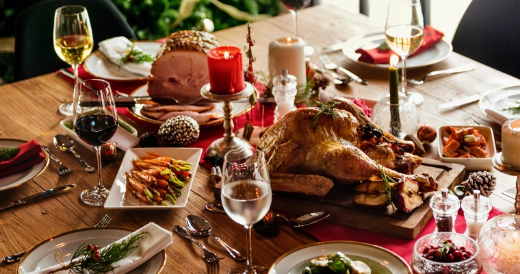Festively arranged table for a Christmas dinner in Whitefish, Montana, showcasing a succulent turkey as the main dish.